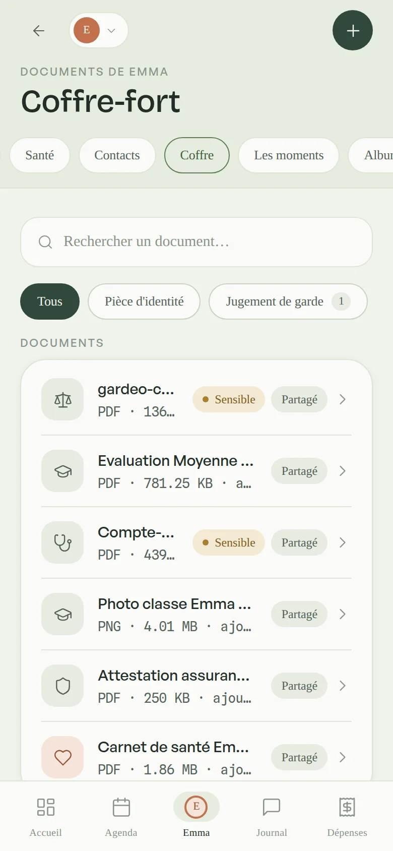 Le coffre-fort de documents : jugement, livret de famille, certificats, avec leurs alertes d'expiration