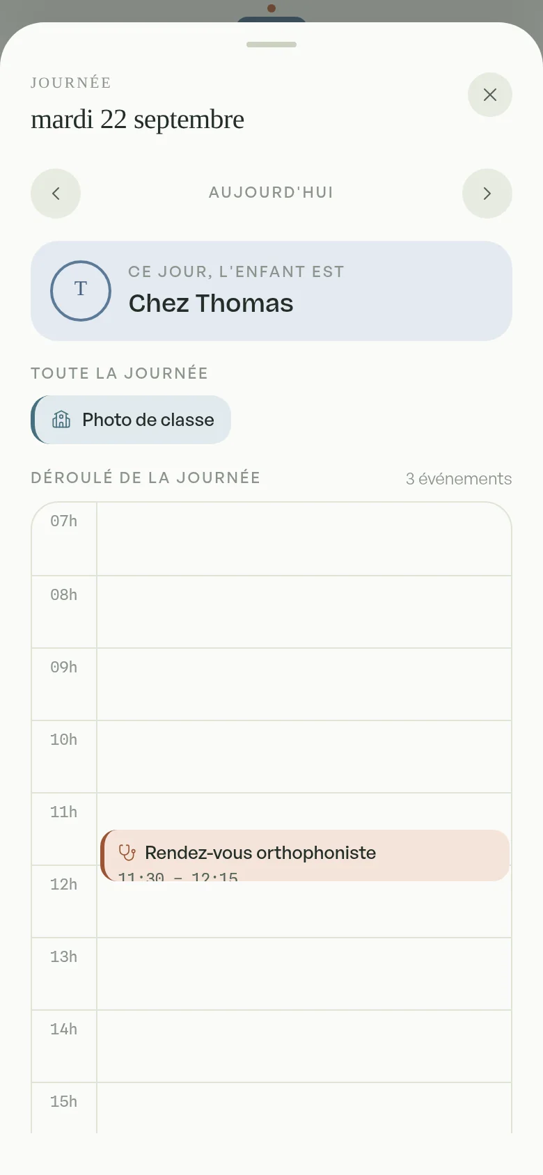 La vue journée : chez qui est l'enfant, puis le déroulé horaire avec les rendez-vous placés sur leur créneau